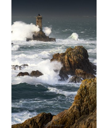 Tempête Herminia, la Vieille dans l'écume vue de la pointe du Raz