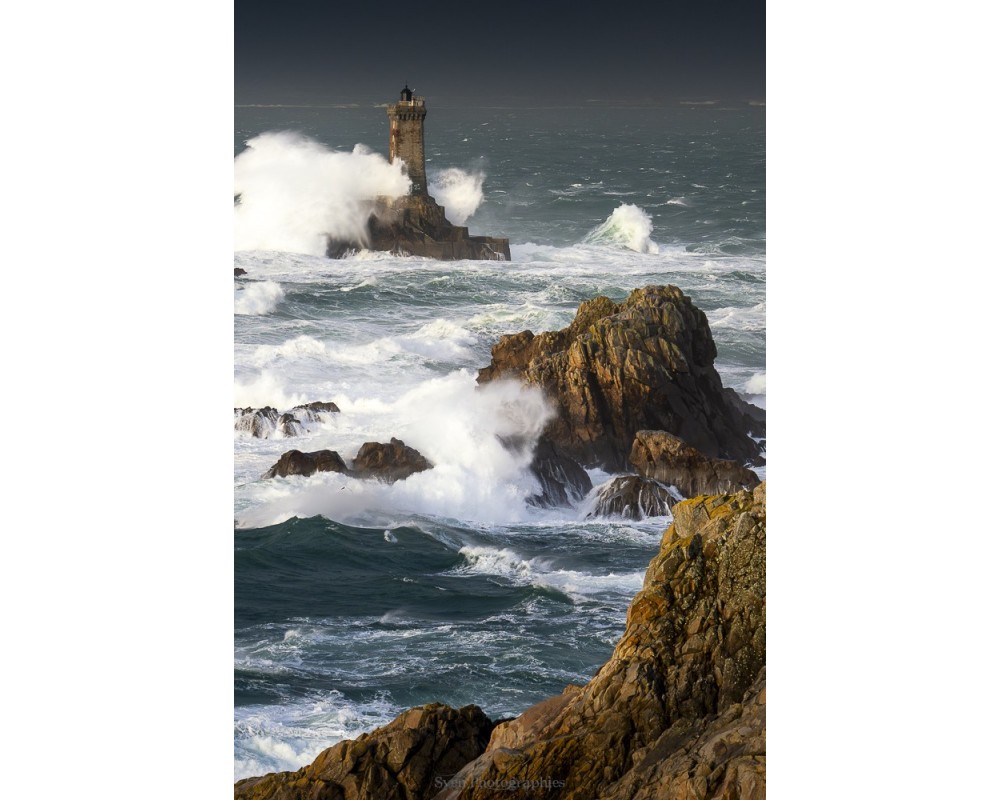 Tempête Herminia, la Vieille dans l'écume vue de la pointe du Raz