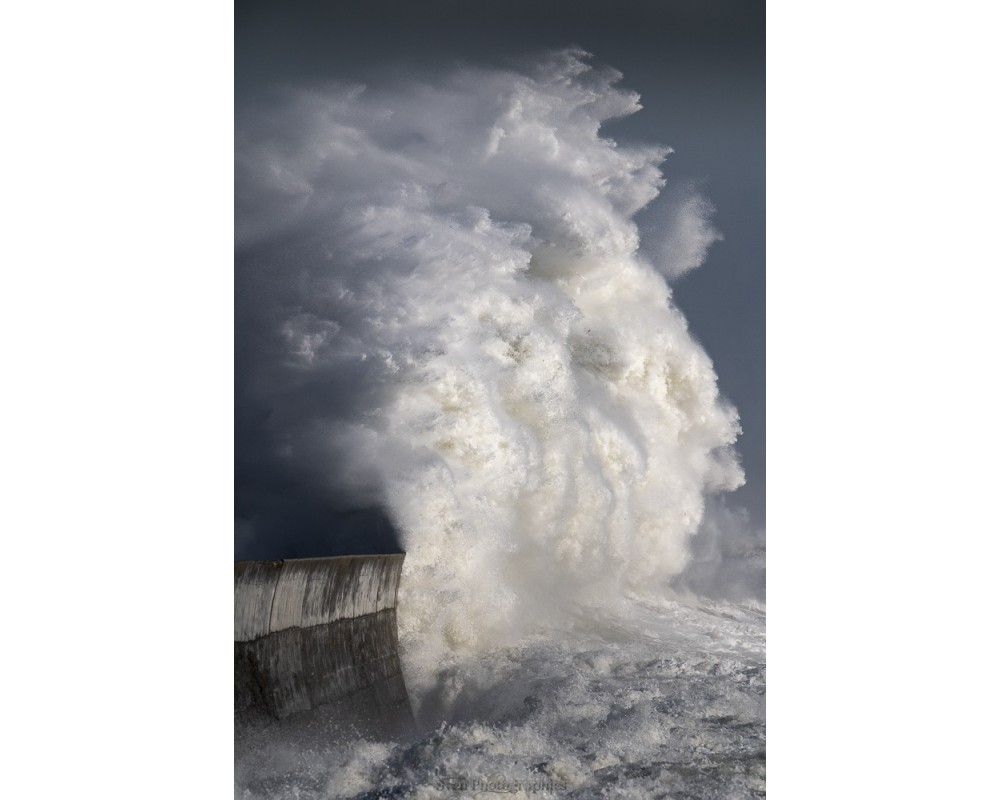 Tempête Herminia, panache d'écume sur la jetée de Lesconil