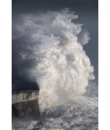 Tempête Herminia, panache d'écume sur la jetée de Lesconil