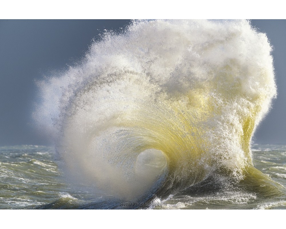 Tempête Herminia, vague dorée et tourbillon d'écume à Lesconil