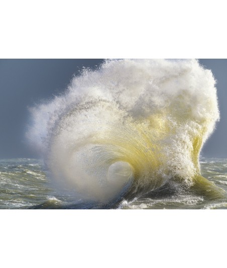 Tempête Herminia, vague dorée et tourbillon d'écume à Lesconil