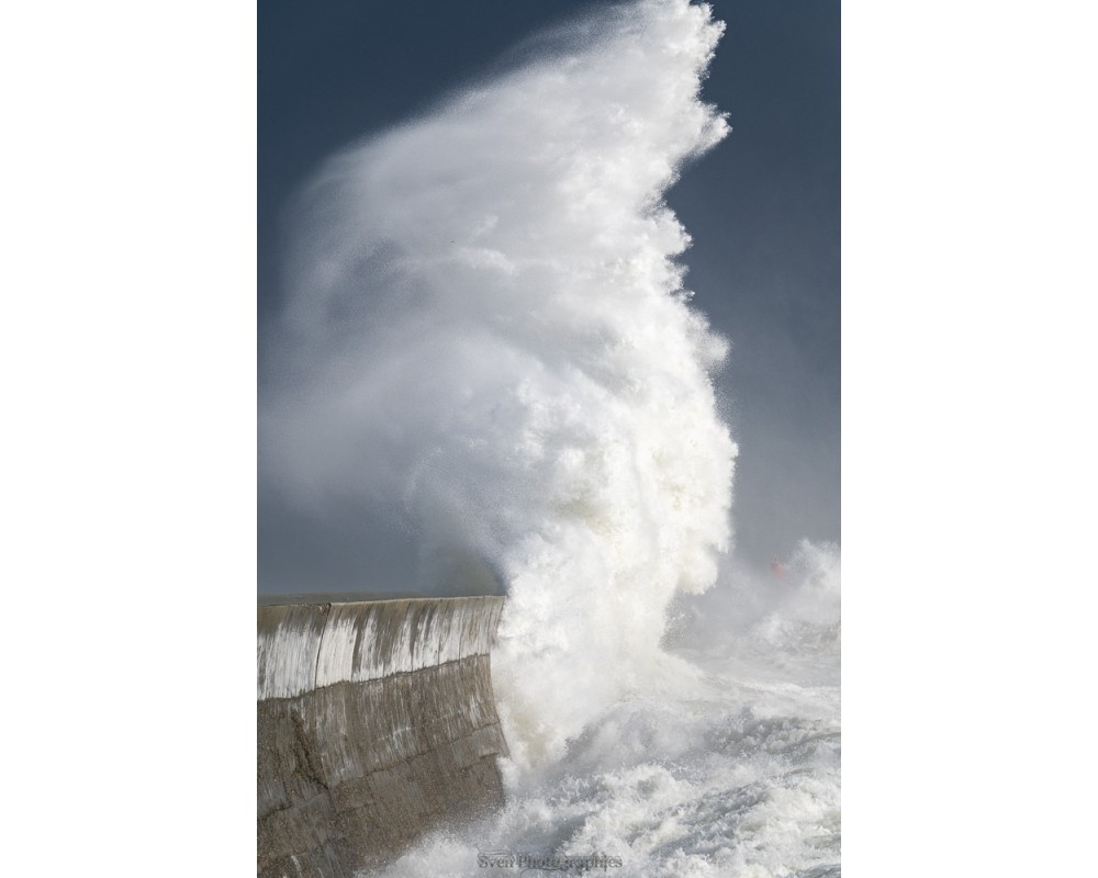 Tempête Herminia, la vague engloutit la jetée de Lesconil