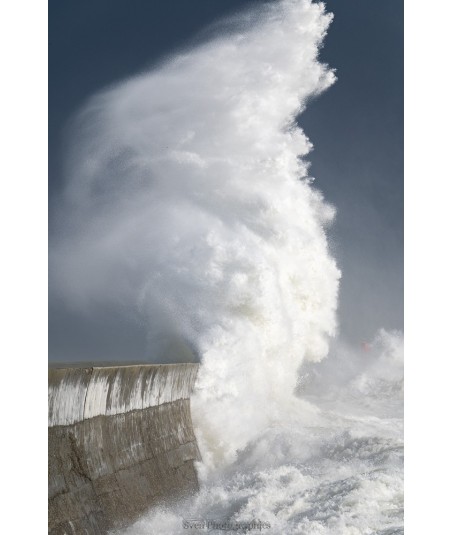 Tempête Herminia, la vague engloutit la jetée de Lesconil