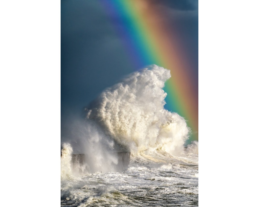 Tempête Herminia à Lesconil, arc-en-ciel au-dessus de la vague