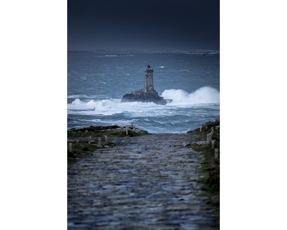 Tempête Herminia, le phare de la Vieille depuis le sentier