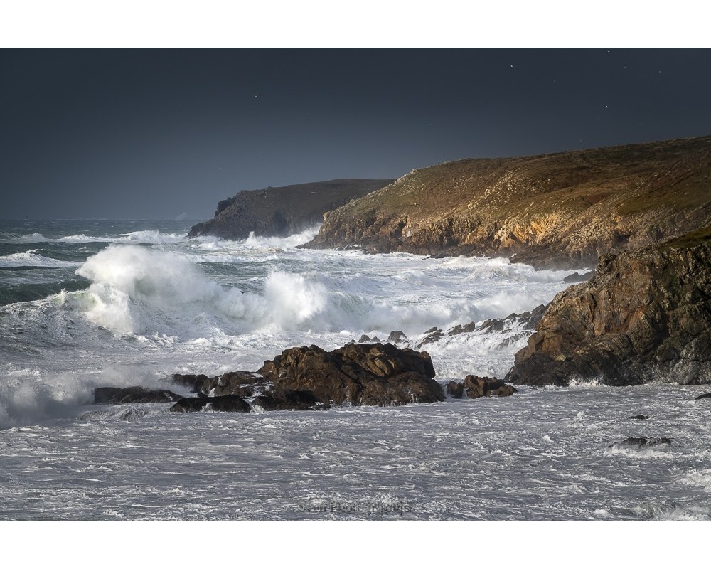 Tempête Herminia, la côte de la pointe du Raz sous les vagues