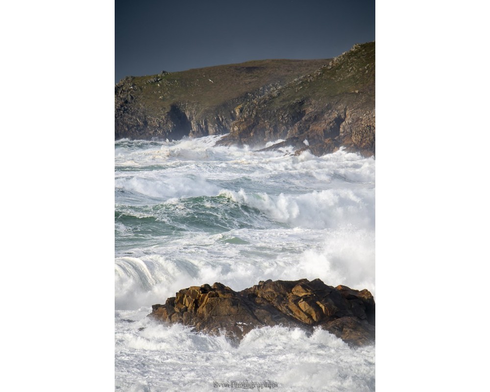 Tempête Herminia, falaises de la pointe du Raz dans l'écume