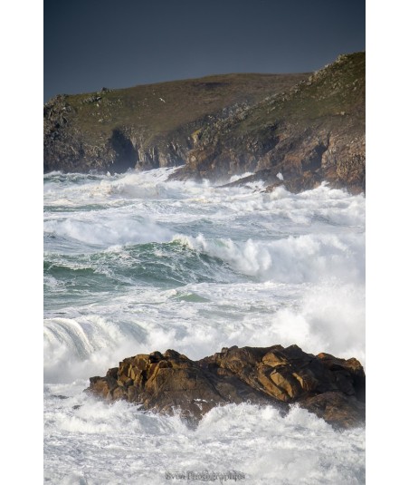 Tempête Herminia, falaises de la pointe du Raz dans l'écume