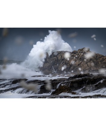 Tempête Herminia, la vague percute un rocher à la pointe du Raz