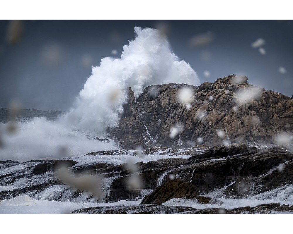Tempête Herminia, la vague percute un rocher à la pointe du Raz