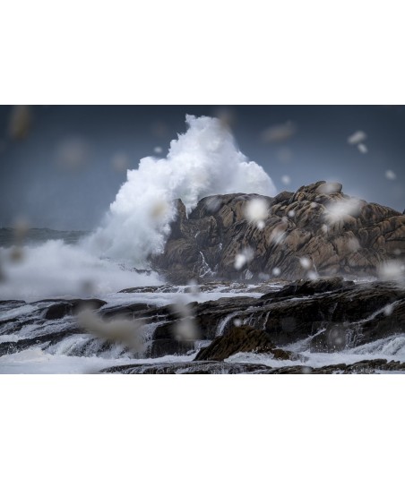 Tempête Herminia, la vague percute un rocher à la pointe du Raz
