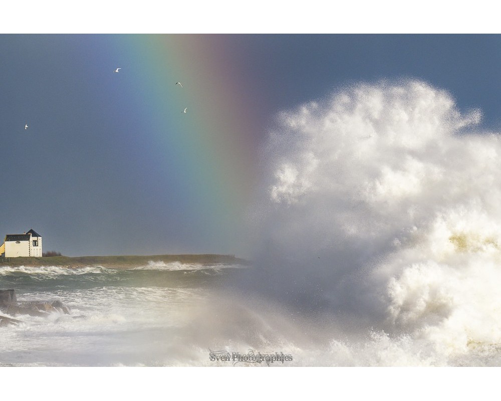 Tempête Herminia, arc-en-ciel et nuage d'écume à Lesconil