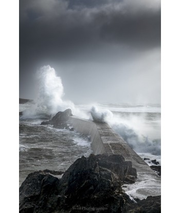Tempête Caetano, la jetée de Doëlan sous un ciel d'orage