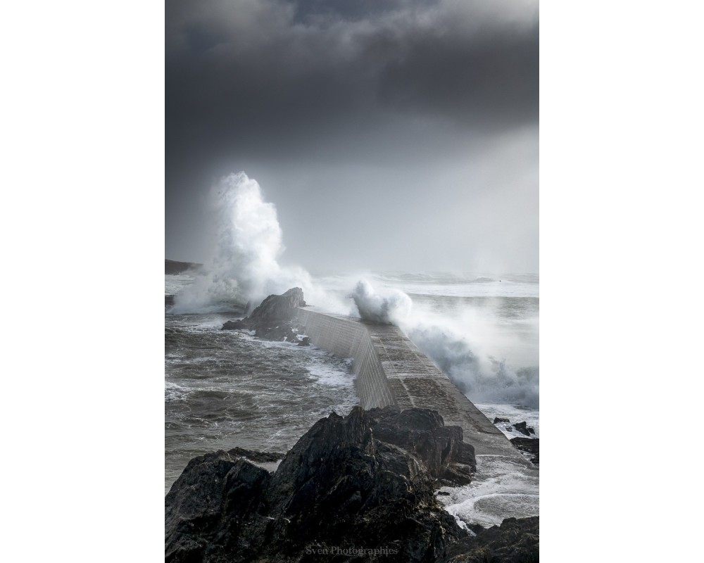 Tempête Caetano, la jetée de Doëlan sous un ciel d'orage
