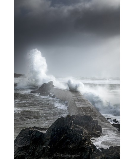 Tempête Caetano, la jetée de Doëlan sous un ciel d'orage