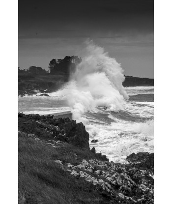 Tempête Bert, côte rocheuse de Doëlan — noir et blanc