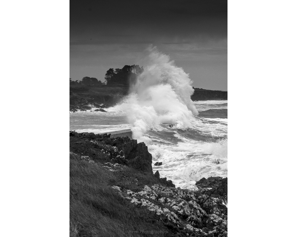 Tempête Bert, côte rocheuse de Doëlan — noir et blanc