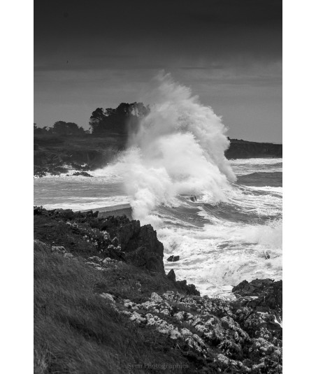 Tempête Bert, côte rocheuse de Doëlan — noir et blanc