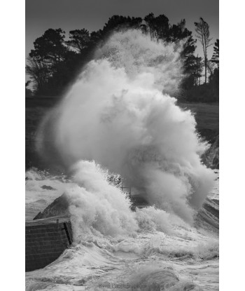 Tempête Bert, explosion d'écume à Doëlan — noir et blanc