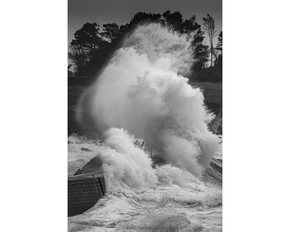 Tempête Bert, explosion d'écume à Doëlan — noir et blanc
