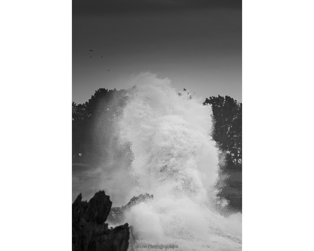 Tempête Bert, mur d'écume sur la côte de Doëlan — noir et blanc
