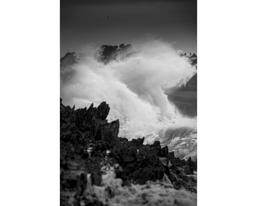 Tempête Bert à Doëlan, écume sur les rochers — noir et blanc