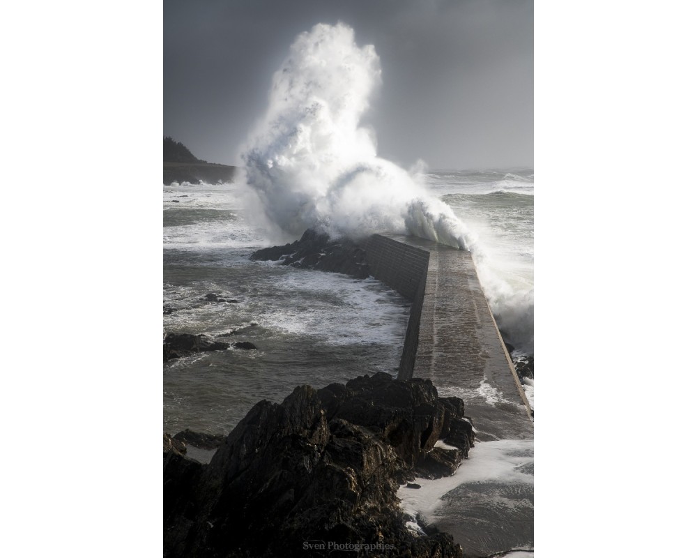 Tempête Caetano, gerbe d'écume au bout de la jetée de Doëlan