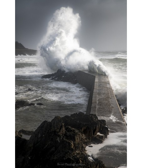 Tempête Caetano, gerbe d'écume au bout de la jetée de Doëlan
