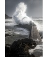 Tempête Caetano, gerbe d'écume au bout de la jetée de Doëlan