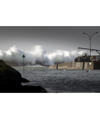 Tempête Caetano, vagues sur la digue de Doëlan en noir et blanc