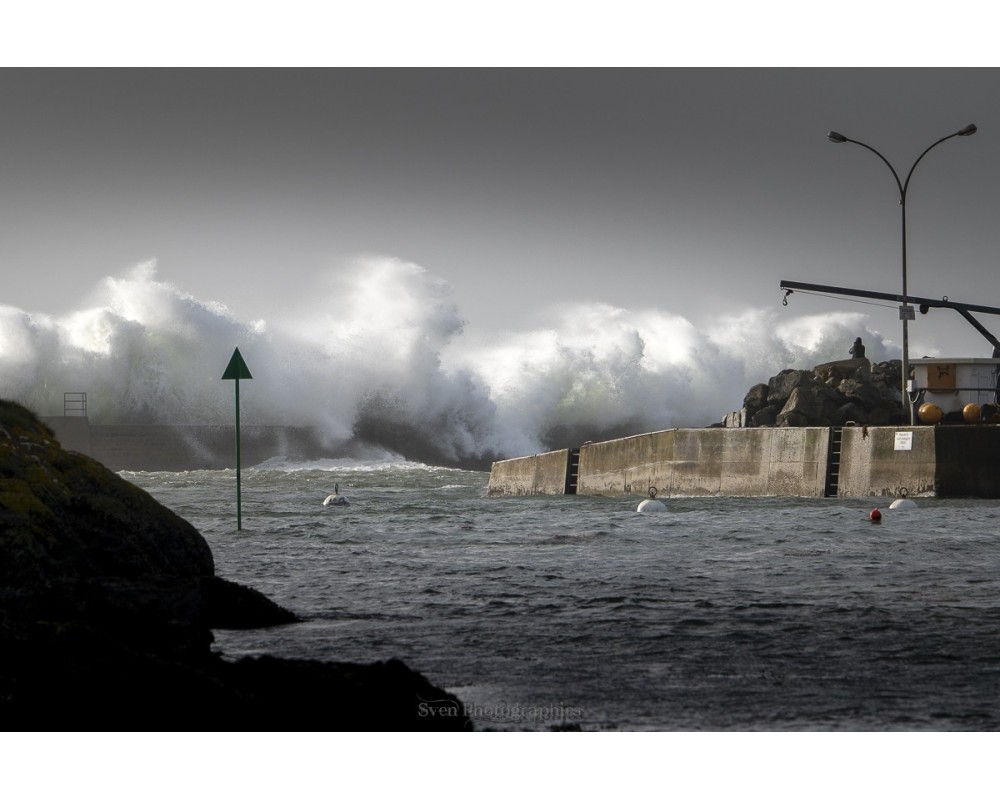 Tempête Caetano, vagues sur la digue de Doëlan en noir et blanc