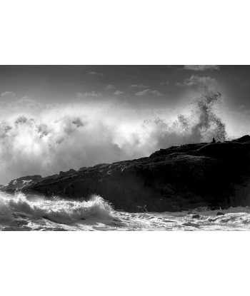Tempête Éowyn à Doëlan, seul face aux vagues — noir et blanc