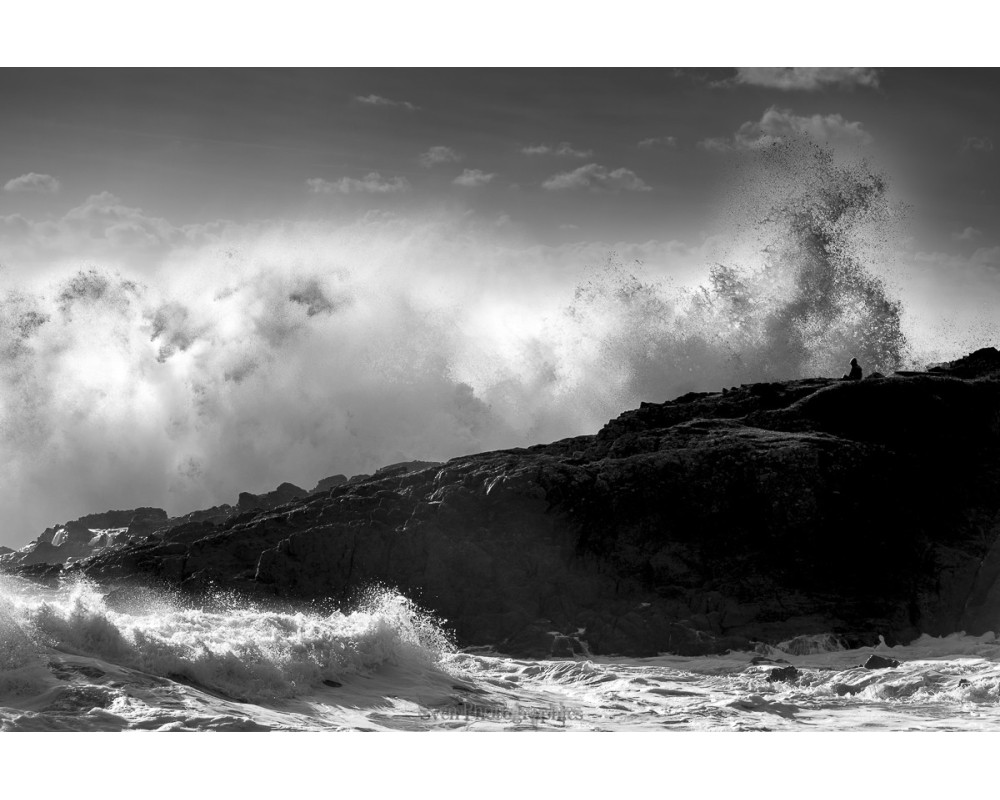 Tempête Éowyn à Doëlan, seul face aux vagues — noir et blanc