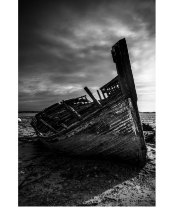 Épave de bateau en bois à Gâvres, Morbihan — noir et blanc