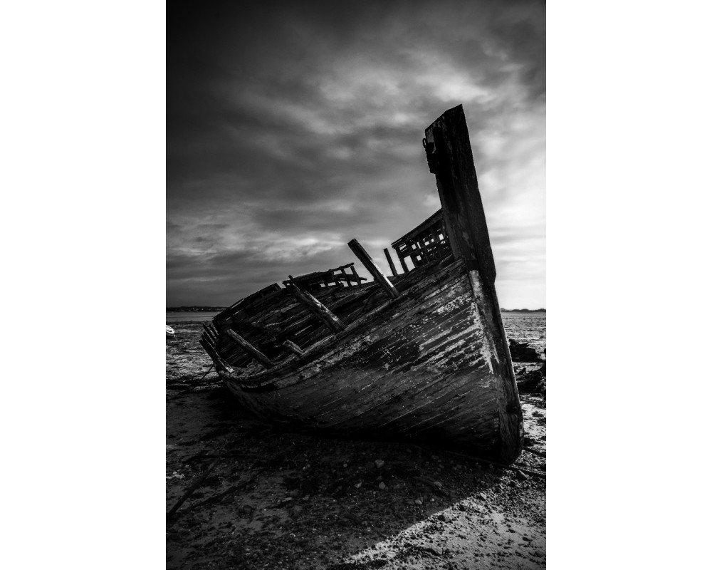 Épave de bateau en bois à Gâvres, Morbihan — noir et blanc