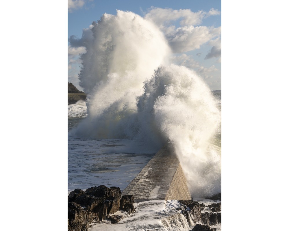 Tempête Éowyn, nuage d'écume au-dessus de la digue de Doëlan
