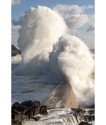 Tempête Éowyn, nuage d'écume au-dessus de la digue de Doëlan