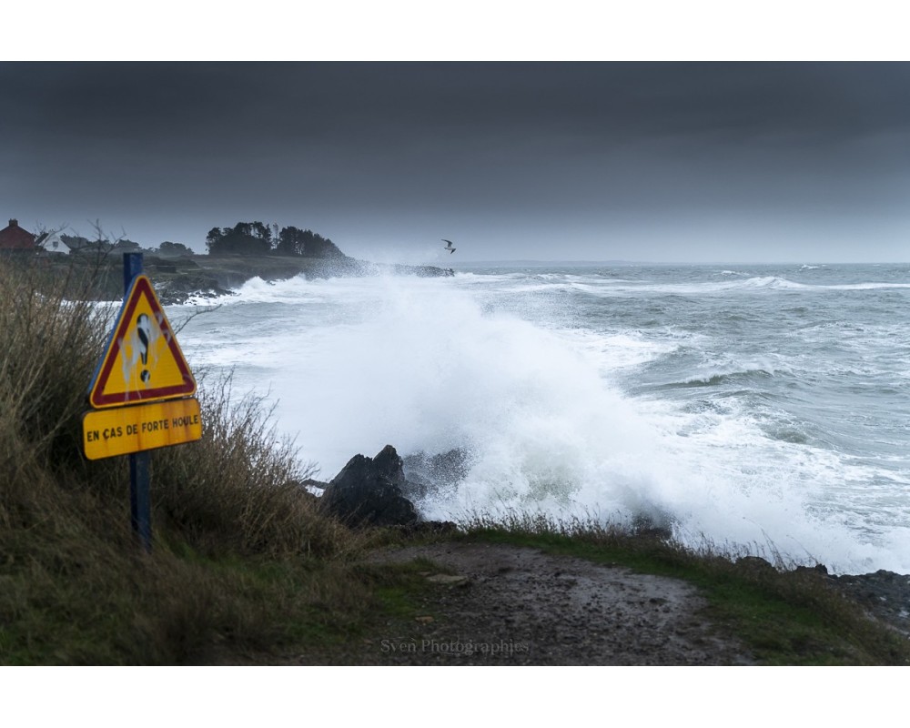 Tempête Éowyn, panneau de danger face à la digue de Doëlan