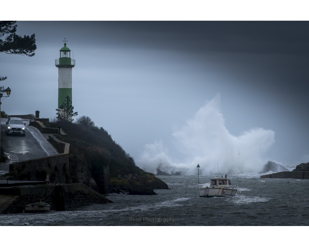 Tempête Éowyn, phare de Doëlan et vague en tons bleutés