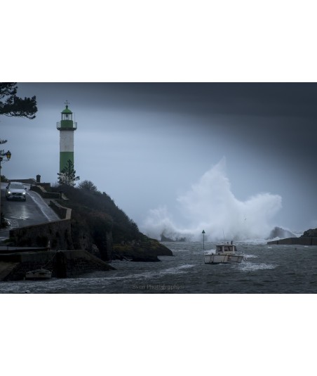 Tempête Éowyn, phare de Doëlan et vague en tons bleutés