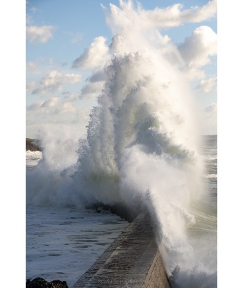 Tempête Éowyn, gerbe d'écume sur la digue de Doëlan au soleil