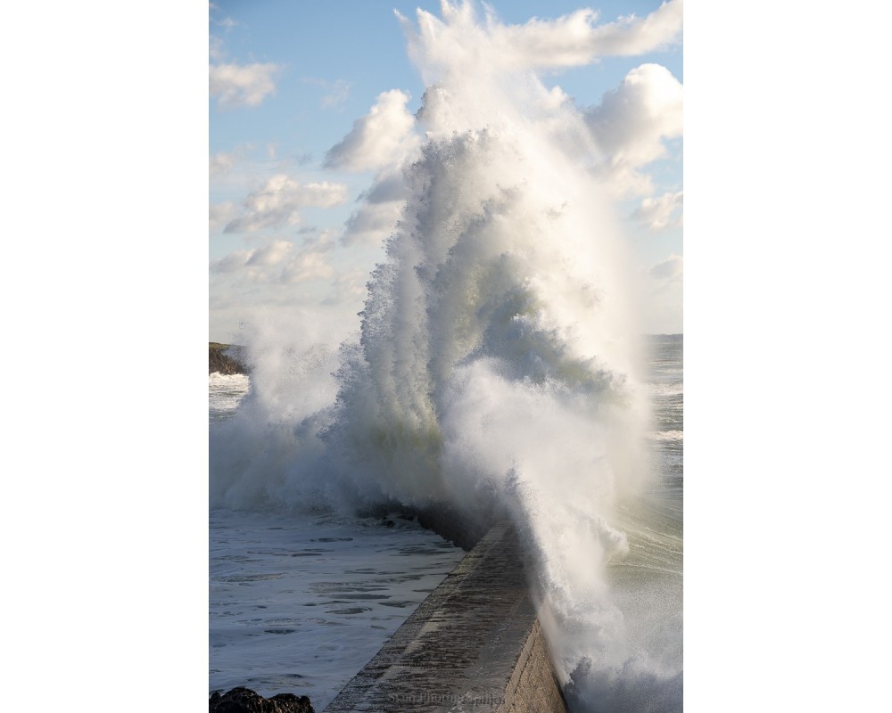 Tempête Éowyn, gerbe d'écume sur la digue de Doëlan au soleil