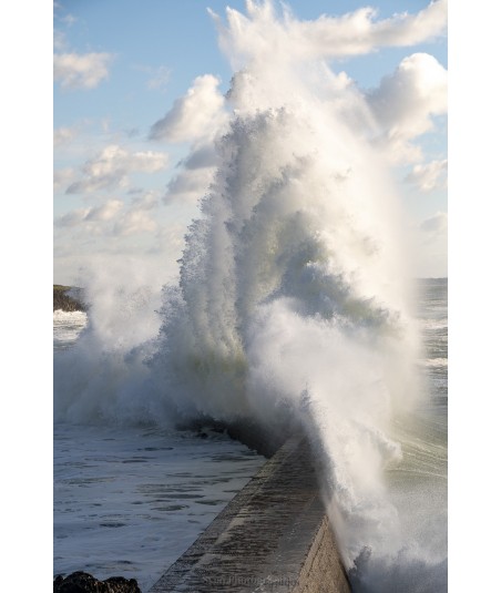 Tempête Éowyn, gerbe d'écume sur la digue de Doëlan au soleil