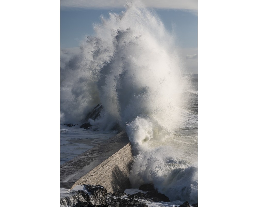 Tempête Éowyn, colonne d'écume sur la digue de Doëlan