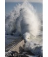 Tempête Éowyn, colonne d'écume sur la digue de Doëlan