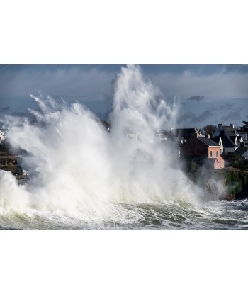 Tempête Éowyn, vague qui explose sur la digue de Doëlan