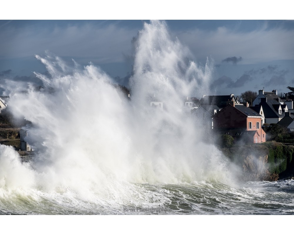 Tempête Éowyn, vague qui explose sur la digue de Doëlan