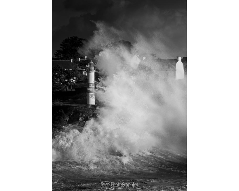 Tempête Éowyn à Doëlan, le phare dans les embruns — noir et blanc