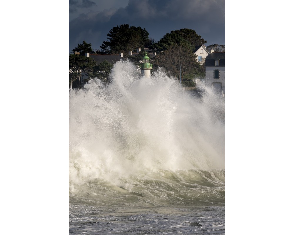 Tempête Éowyn à Doëlan, la vague qui cache le phare